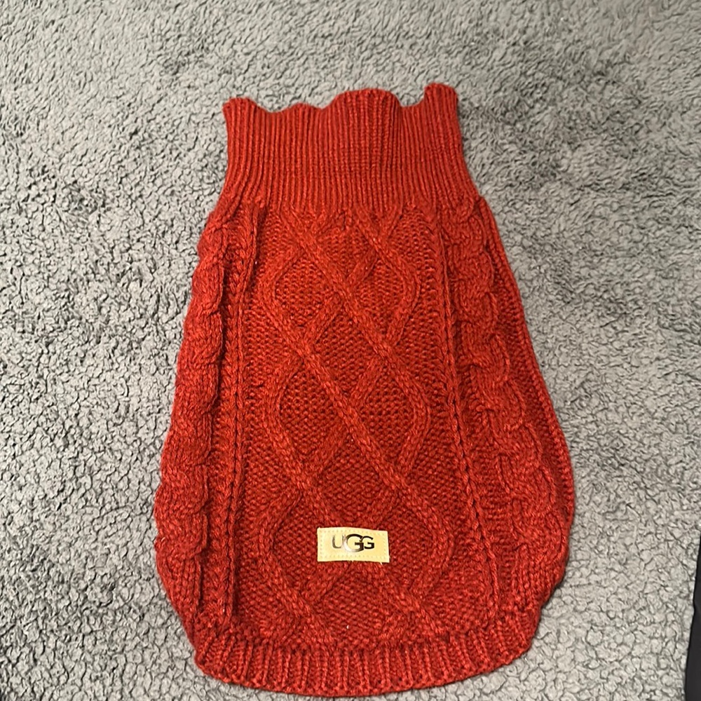 Dog’s UGG Cable nit sweater size M & Crimson color. Excellent shape never worn!